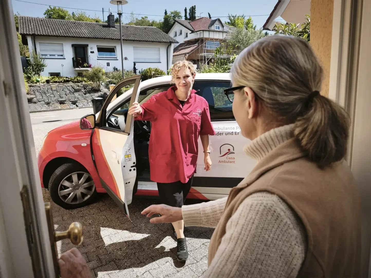 Eine Pflegekraft von Casa Ambulant kommt bei einer Kundin zu Hause an.